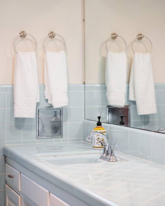 Casa Flora -2br- Free Parking In Little Italy! Apartamento